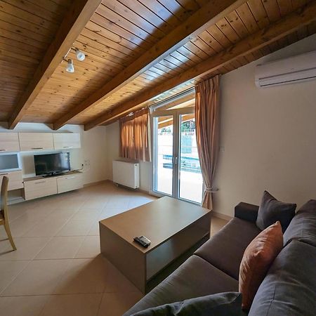 Samaras Apartments In Kamena Vourla Eksteriør billede